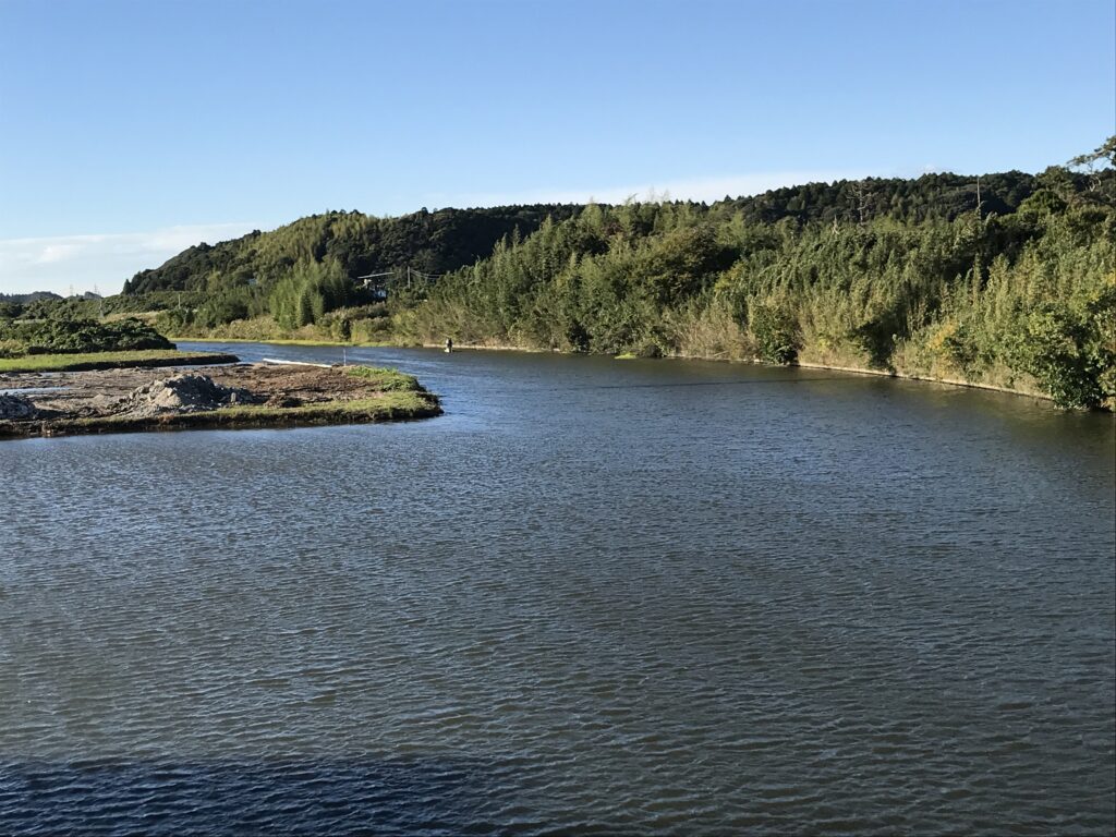 自宅近くを流れる栗山川。こんなのどかな風景の足元まで、その脅威は迫っている。
